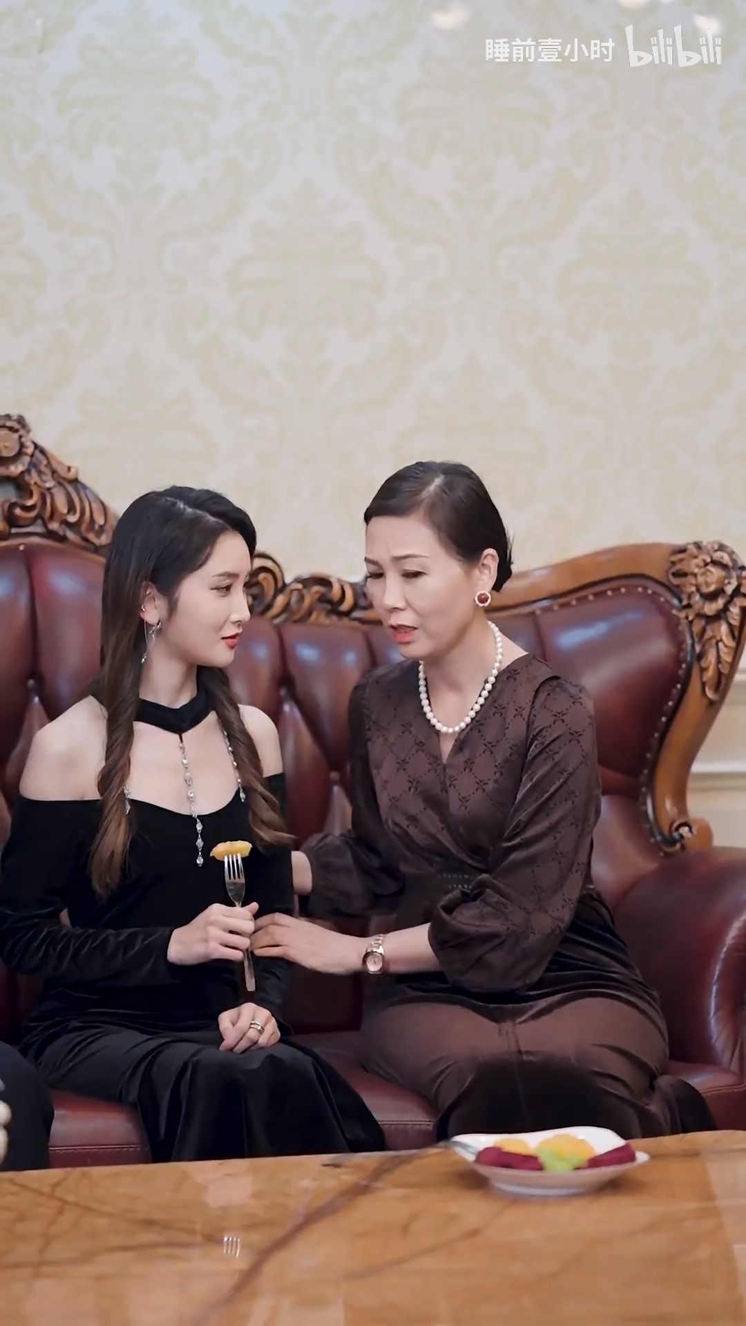 穿成了团宠文里的假千金 第04集